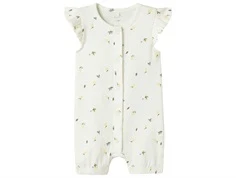 Hvid sommerheldragt med print af blå og gule blomster og flæseærme fra Name It 13241191 cloud dancer